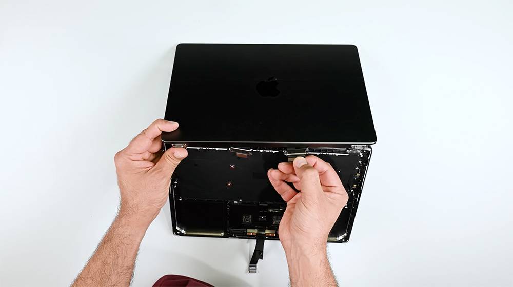 M5 MacBook Pro 拆解报告出炉! iFixit:内部设计更精细,但维修仍不容易 -